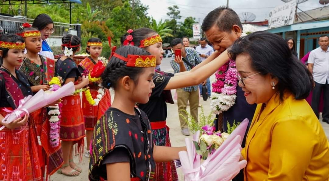 Bupati Simalungun Radiapoh Hasiholan Sinaga dan istri menghadiri Pesta Gotilon Gereja HKI Resort Khusus Parapat. (f: metro/ist)