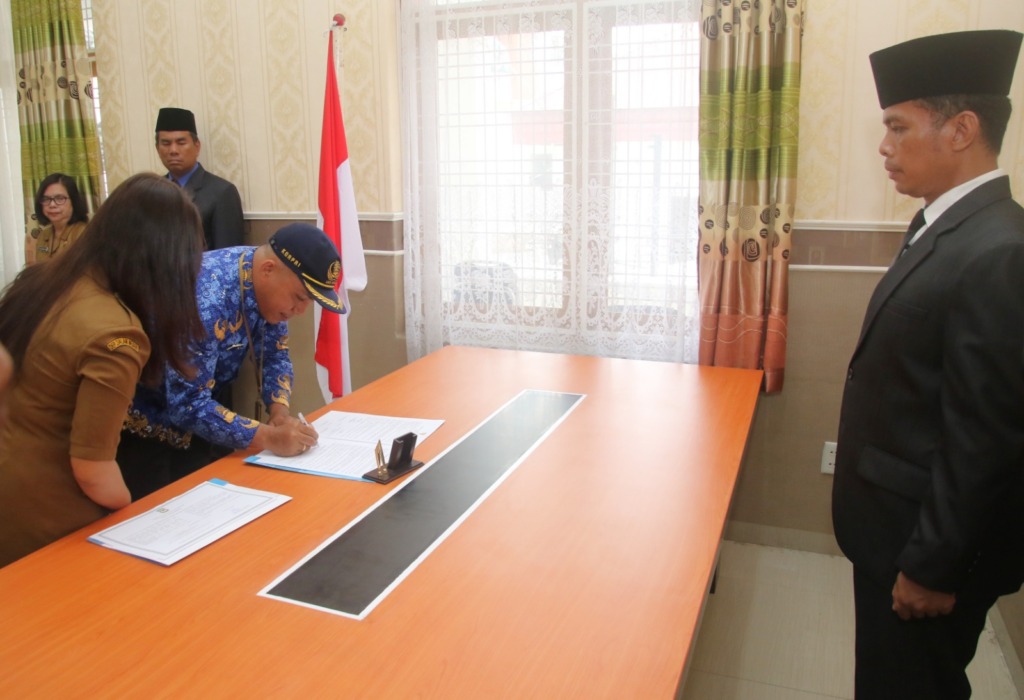 Wali Kota Siantar diwakili Asisten Pemerintahan dan Kesejahteraan Rakyat (Kesra) Junaedi Antonius Sitanggang SSTP MSi melantik Pejabat Administrator dan Fungsional.