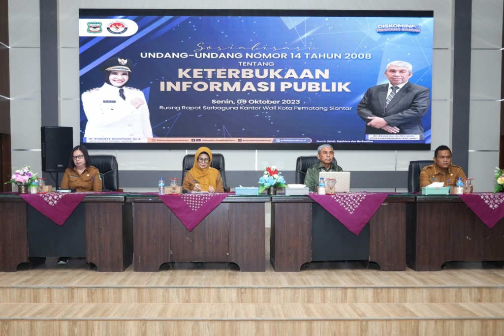 Wali Kota Siantar menghadiri acara Sosialisasi UU Nomor 14 Tahun 2008 tentang Keterbukaan Informasi, Senin (09/10/2023.