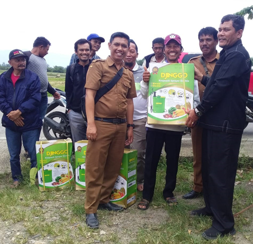Anggota DPRD Kabupaten  Samosir, Parluhutan Samosir menyerahkan hand sprayer elektrik ke Desa Rina Bolak Kecamatan Onan Runggu.