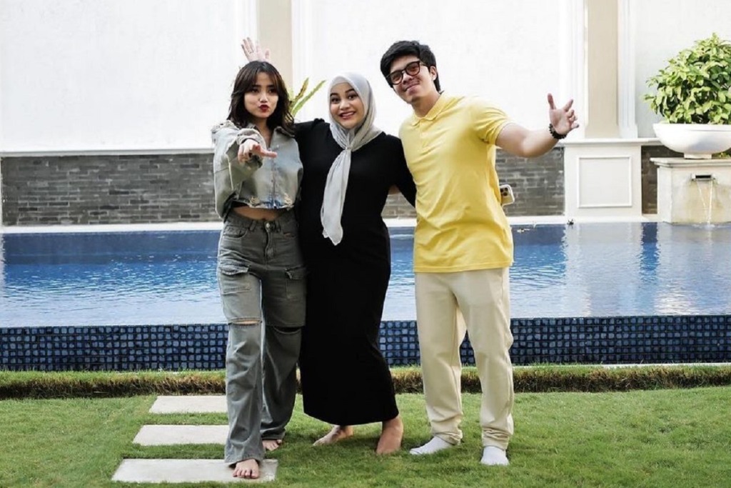 Aurel Hermansyah dan Atta Halilintar silaturahmi ke rumah Fuji.