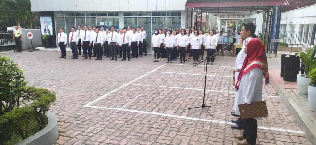 BRI Kanca Pematangsiantar menggelar upacara peringatan Hari Kesaktian Pancasila, di halaman Kantor BRI Siantar, Jalan Sutomo, Minggu (1/10/20230 pagi, dengan Inspektur Upacara Pincapem BRI KCP Sutomo, Fahmi Noviyandi. (Foto: Dok BRI)