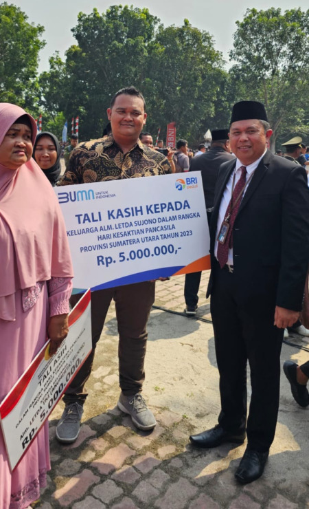 BRI memberikan tali asih kepada Keluarga Letda Sujono.