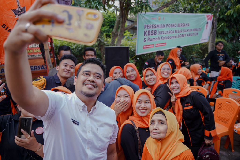 Bobby Nasution meresmikan posko bersama Rumah Kolaborasi Bobby Nasution (RKBN) dan Keluarga Besar Siantar Bersatu (KBSB) di Jalan WR Supratman No 14 Siantar, Jumat (13/10/2023).