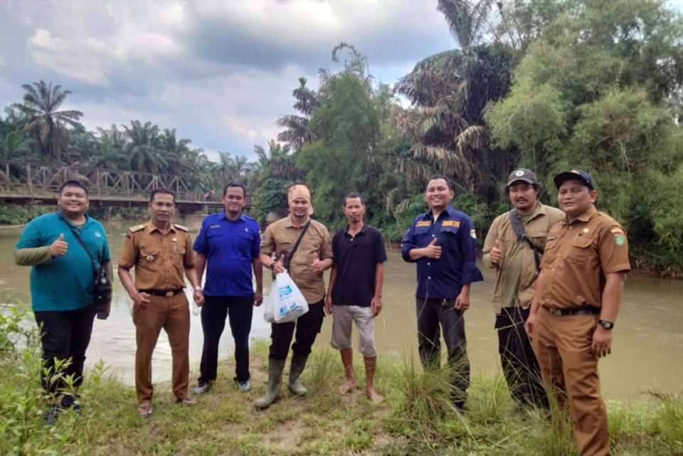 Tim BKSDA Sumatera Utara survei ke lokasi terkait adanya informasi munculnya buaya di kawasan sungai Aek Sakur Dusun V Desa Gunung Melayu. (Foto: Dedi Siregar/MetroDaily)