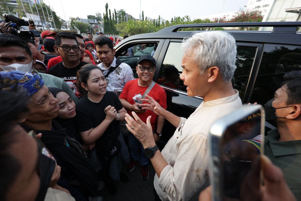 KENA PHK: Layla dan Onit mengadu kepada Ganjar Pranowo di depan Balai Kota Cirebon, pada Minggu (8/10). (Foto: Tim Media Ganjar Pranowo)