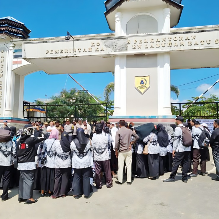 Foto: Puluhan guru yang lulus seleksi PPPK berunjukrasa di depan Kantor Bupati Labusel.