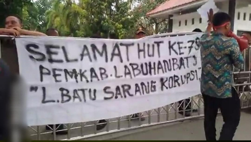 AMMPUH saat berunjukrasa di depan Kantor Bupati Labuhanbatu.