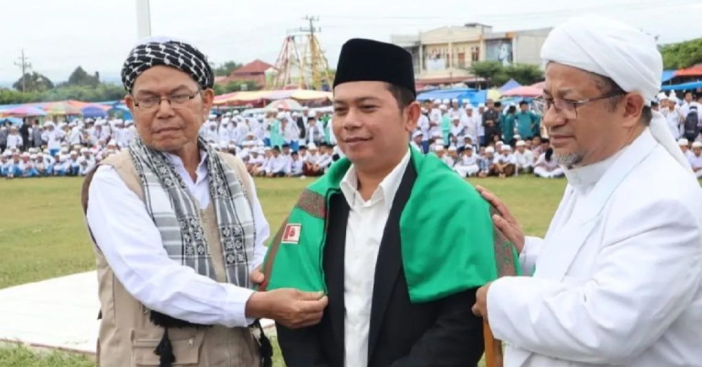 Penasehat BSPPL H Sehat Muda Hasibuan dan H Khoiruddin Hasibuan saat penobatan sahat santri kepada Ketua BPC HIPMI Palas Putra Mahkota Alam Hasibuan.