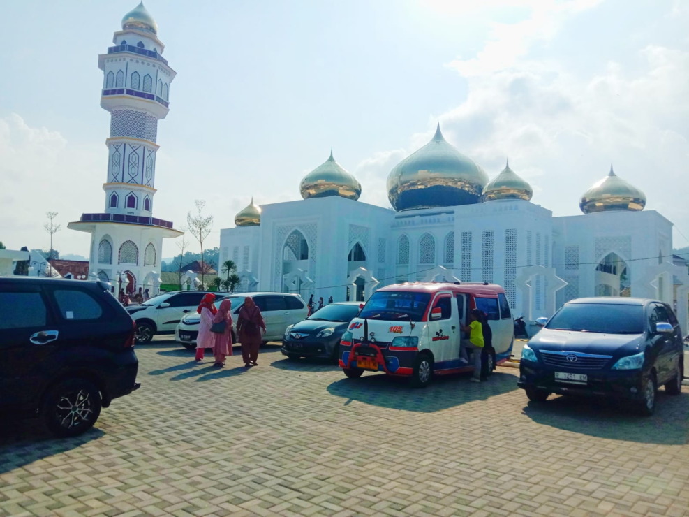 Usai direnovasi Mesjid Agung Al-Abror menjadi Megah dan menarik banyak wisata terutama pada hari libur. (Foto: Irsyad Lubis/MetroDaily)
