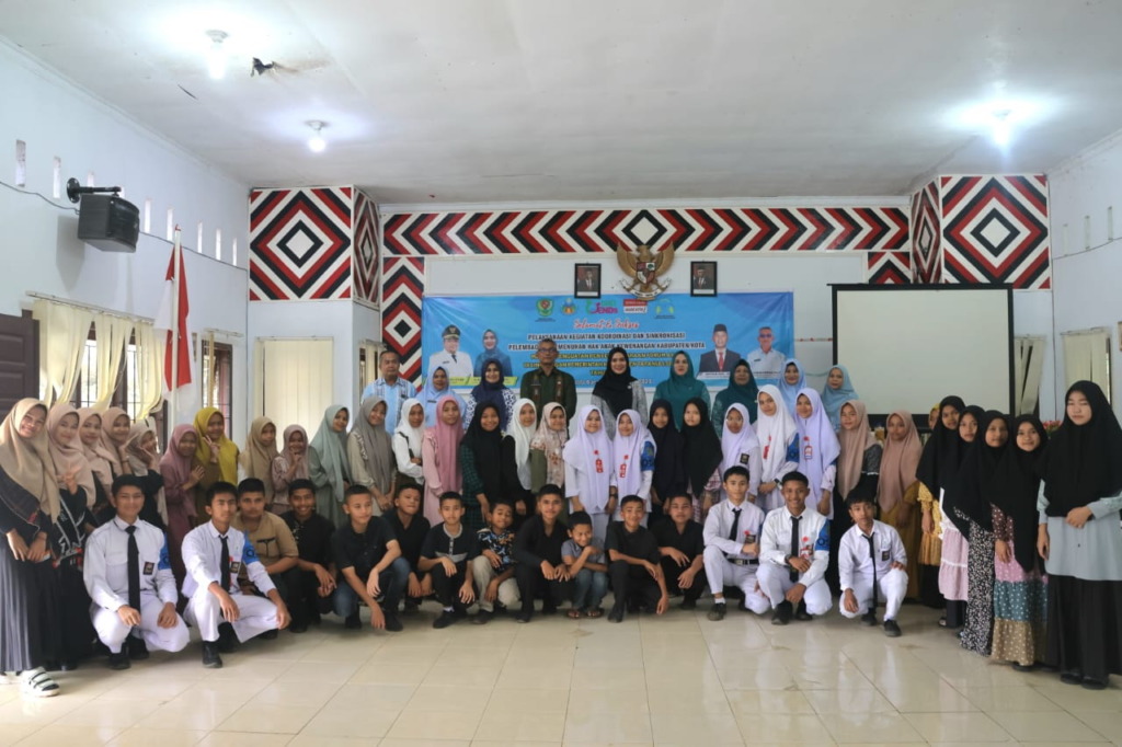 Ny Rosalina Dolly Pasaribu jadi narasumber pelaksanaan koordinasi dan sinkronisasi pelembagaan pemenuhan hak anak di Aula Kantor Camat Angkola Barat. (Foto: Prokopim Tapsel)