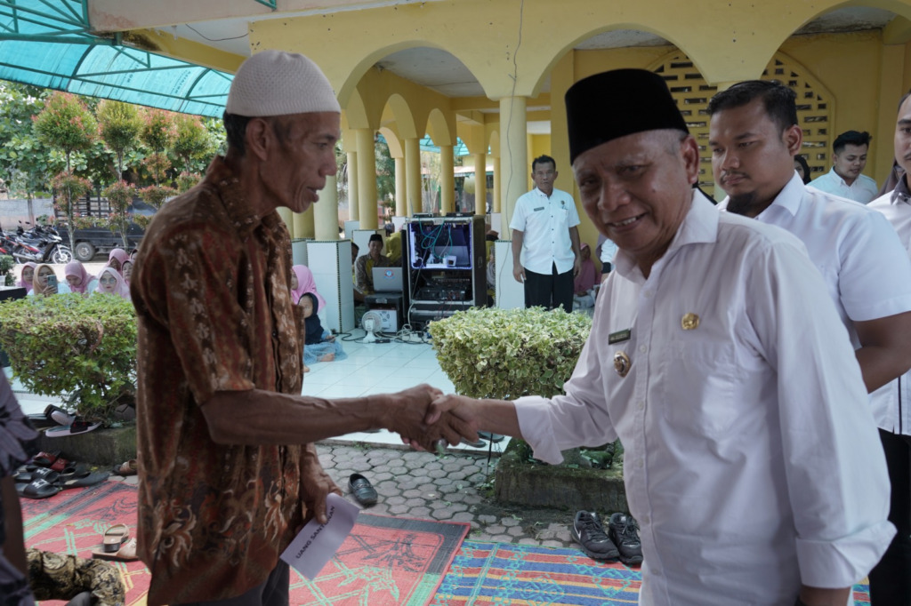 Bupati Asahan H Surya BSc mengikuti pengajian akbar Kecamatan Pulau Raja di Masjid Istiqamah Desa Orika Kecamatan Pulau Raja. (Foto: Diskominfo Asahan)