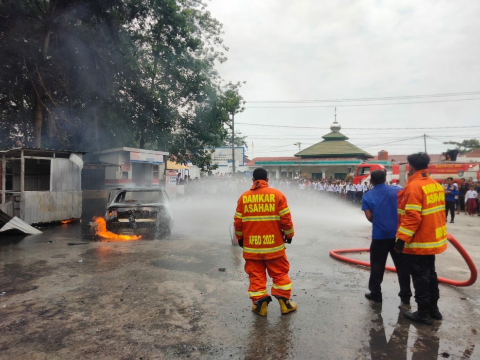 Kebakaran satu unit mobil di Stasiun Pengisian Bahan Bakar Umum (SPBU) di Jalan Madong Lubis, Kisaran. (Foto: Perdana/MetroDaily)