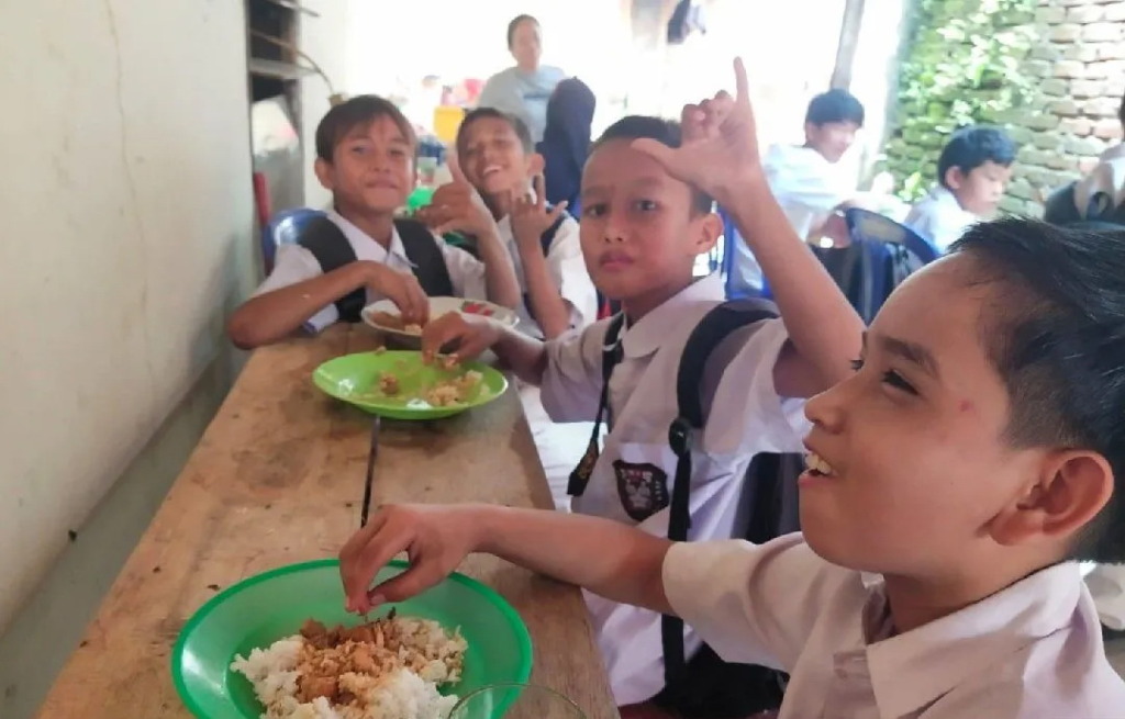 Puluhan pelajar SDN 0103 Sibuhuan menikmati menu hidangan makanan gratis di RM AL-Fatihah Polsek Barumun, Kamis (5/10) siang. (Foto: Antara)