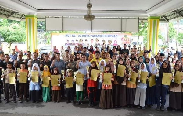 Pj Walikota Letnan Dalimunthe dan Pimpinan OPD menyerahkan hadiah lomba HUT ke 22 Kota Psp Tahun 2023 di Halaman Kantor Walikota Psp.
