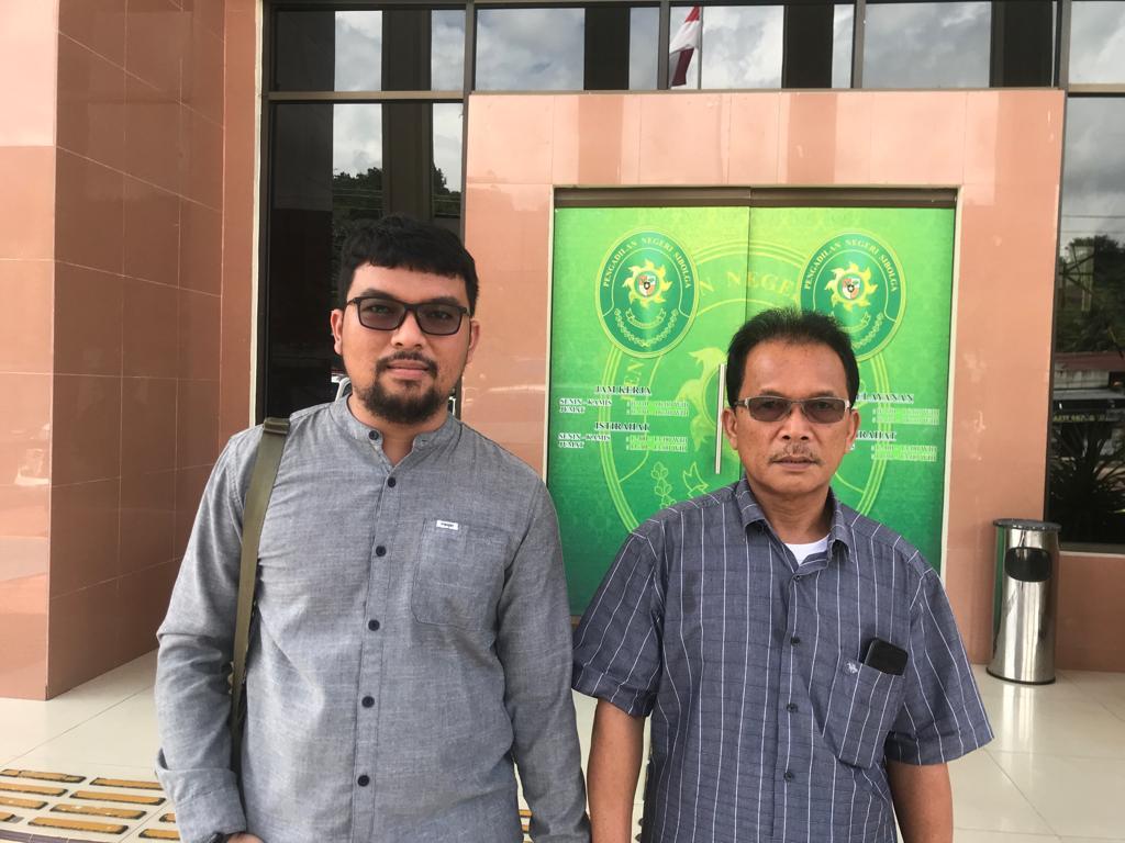 Pengacara Anda Dira Whikrama dari Kantor Hukum H. Refman Basri SH,MBA-H. Zulchairi SH & Rekan (kiri), dan mewakili keluarga tergugat, Parulian Sihotang (kanan).