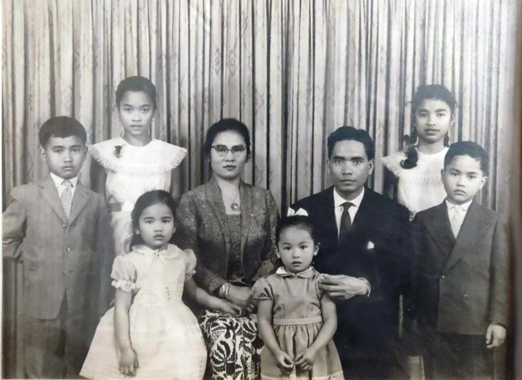 Foto Donald Isaac Panjaitan bersama keluarga.