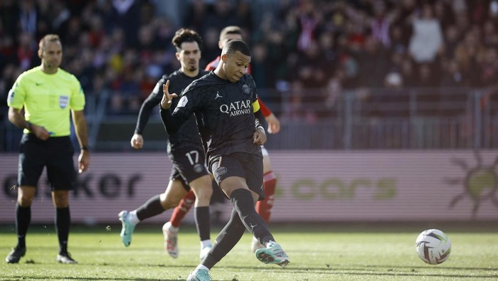 METRODAILY - Paris Saint-Germain susah payah merebut tiga poin di markas Brest dalam lanjutan Ligue 1. Les Parisiens menang 3-2 berkat brace Kylian Mbappe.