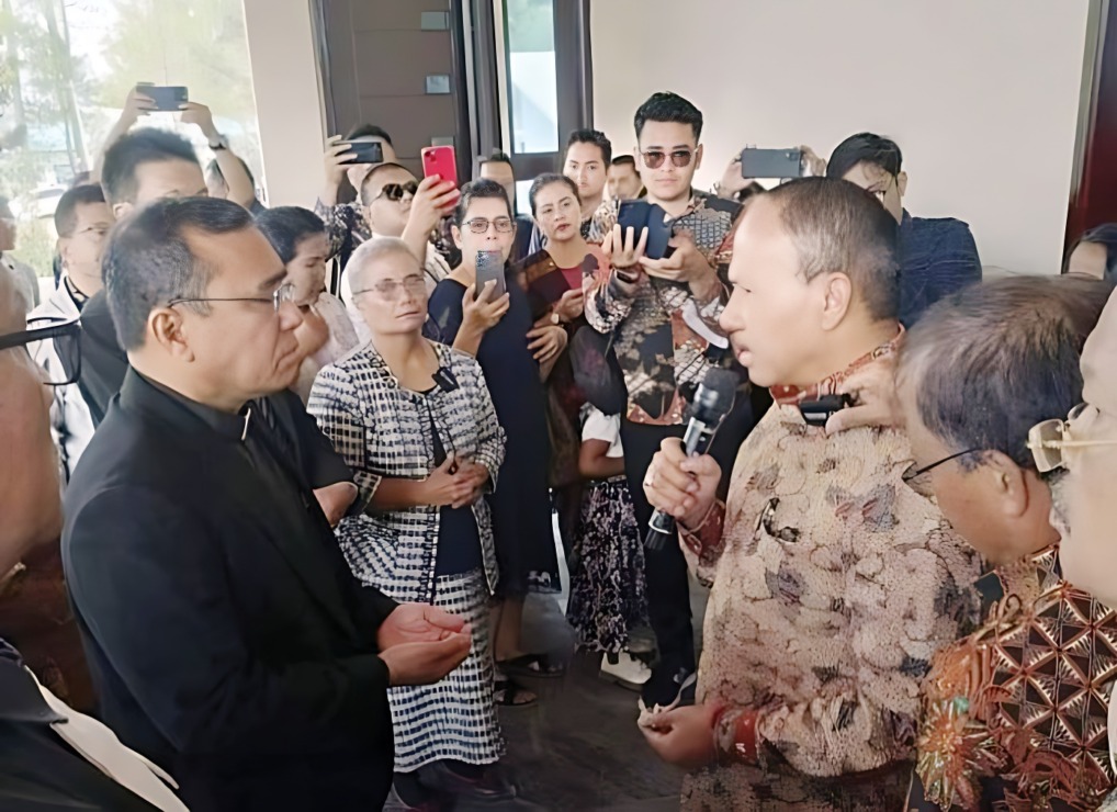 Ephorus HKBP bersama Kombes Purn Maruli Siahaan saat meresmikan Perkampungan Pemuda HKBP Jetun Silangit.
