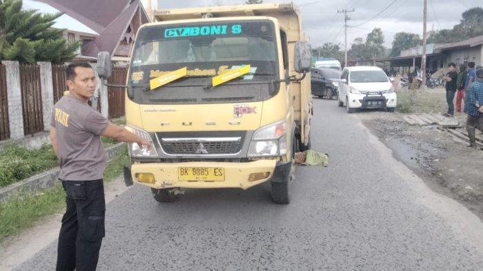 Seorang bocah berusia delapan tahun tewas mengenaskan akibat dilindas sebuah dump truk Mitsubishi Colt Diesel di Jalan Umum Pangaribuan - Sipirok Km 01-02 Desa Parsibarungan Jae.