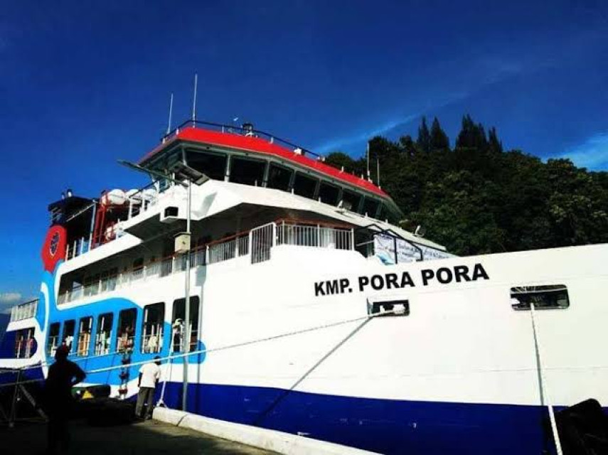 PT ASDP Danau Toba melakukan perawatan terhadap Kapal Motor Penumpang (KMP) Pora Pora yang melayani rute Pelabuhan Ajibata Ambarita (PP) di Pantai Simanindo, mulai Senin (23/10/2023).