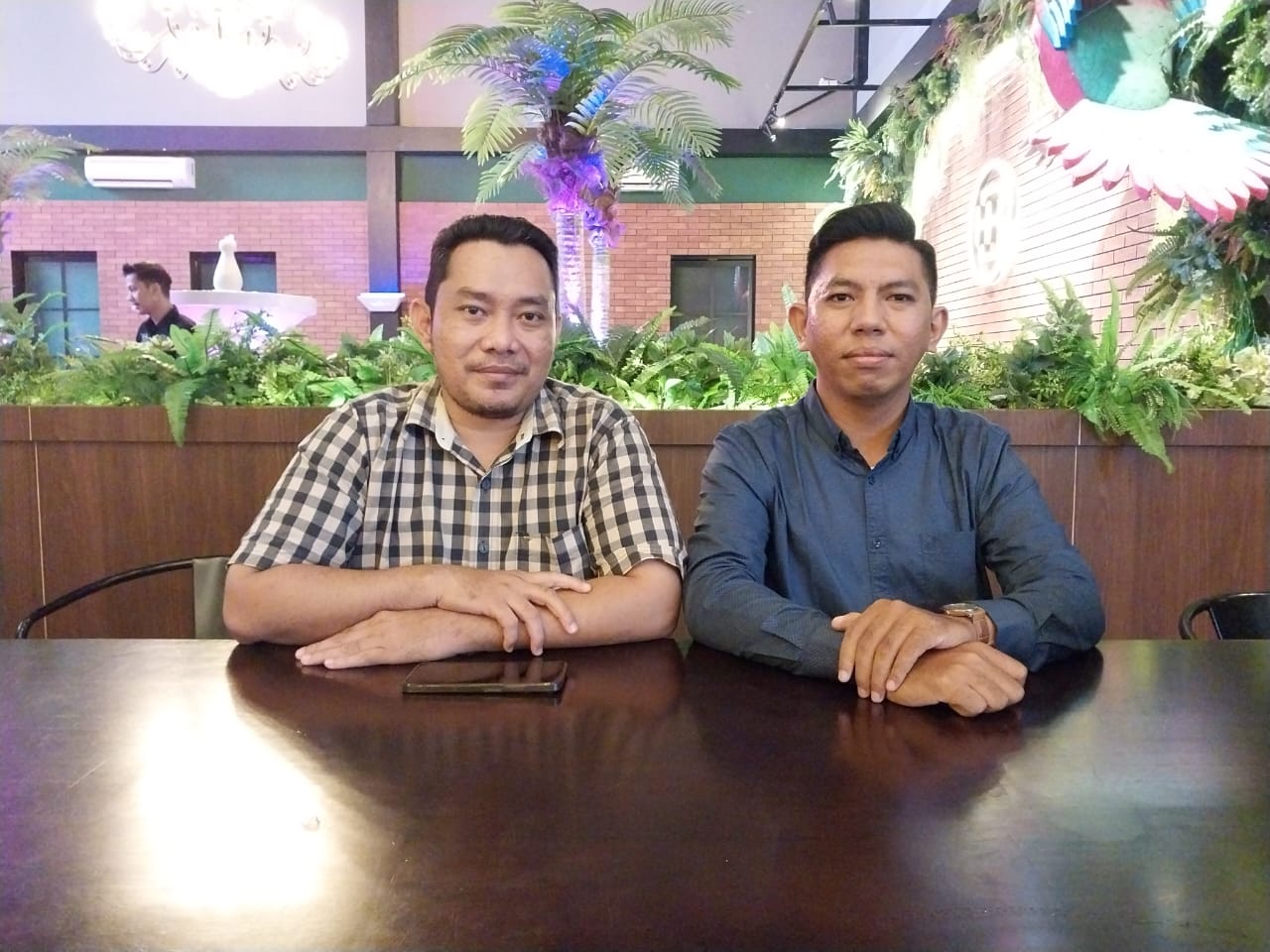 Alansyah Putra Pulungan (kanan) selaku Penasehat Hukum Yayasan Dayah Bustanul Ulum dari Kantor Hukum Lubis, Siregar, Suandi & Pulungan bersama Sekretaris YDBU, Dede Gustian. Ist