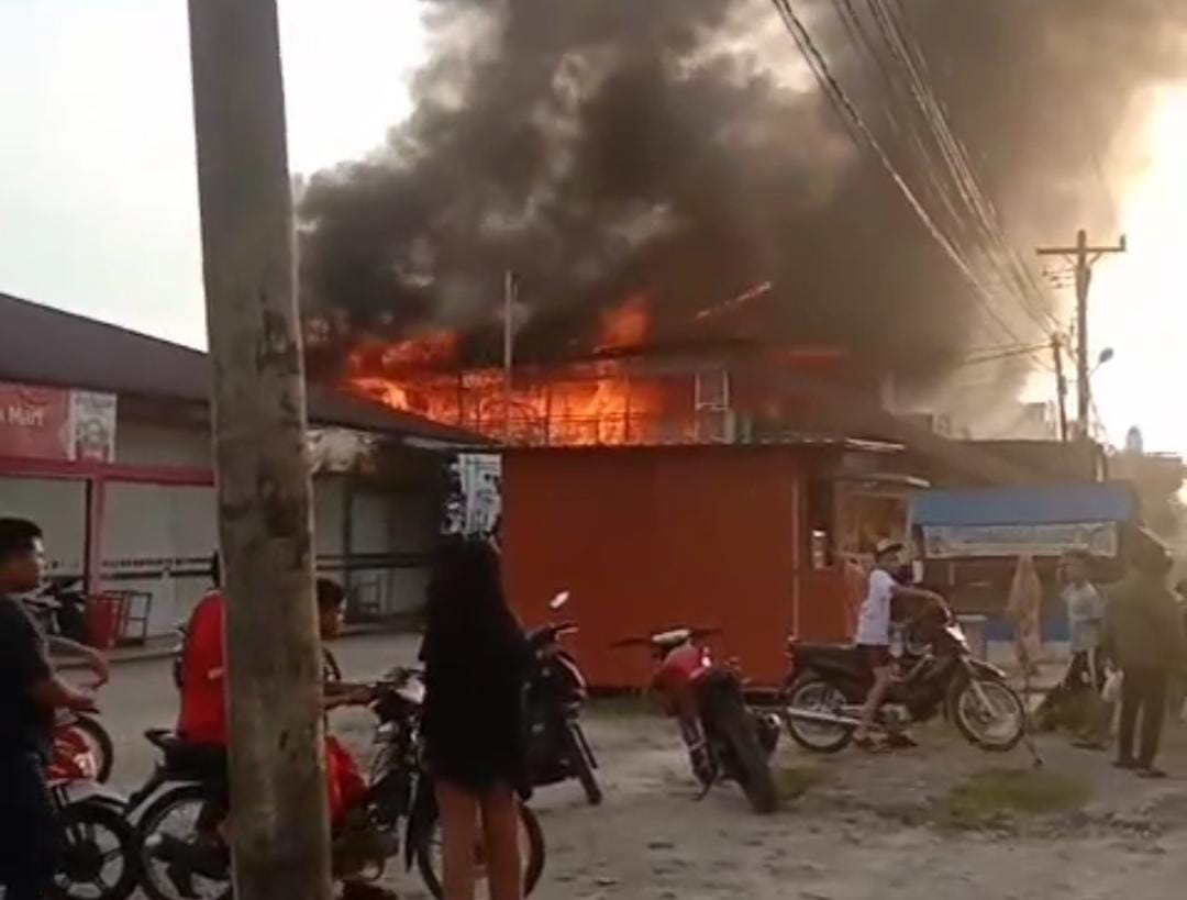 Kondisi ruko saat terjadi musibah kebakaran. Di mana warga tidak bisa mendekati lokasi akibat kobaran api yang mulai membesar. (Foto: Rusid/MetroDaily)