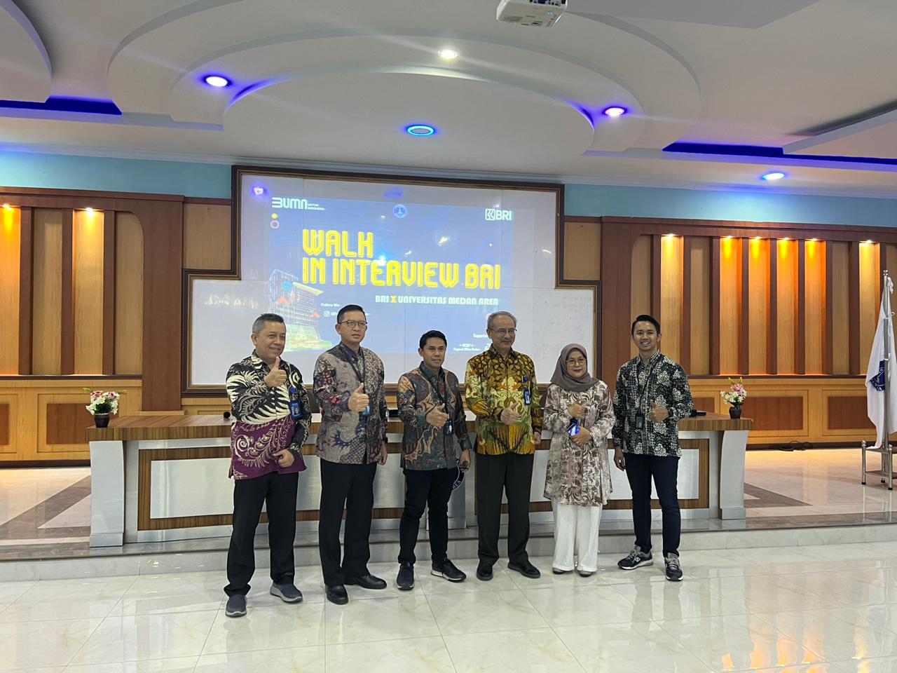 BERSAMA: RCEO BRI Medan, Aris Hartanto bersama Regional Operation Head BRI Medan, Muslikhin dan HCBP Department Head BRI Medan, Budi Kurniawan, Rektor UMA, Prof Dr Dadan MEng MSc, Kepala Pusat Karir dan Kewirausahaan UMA, Ir M Yamin Siregar MM dan Kepala