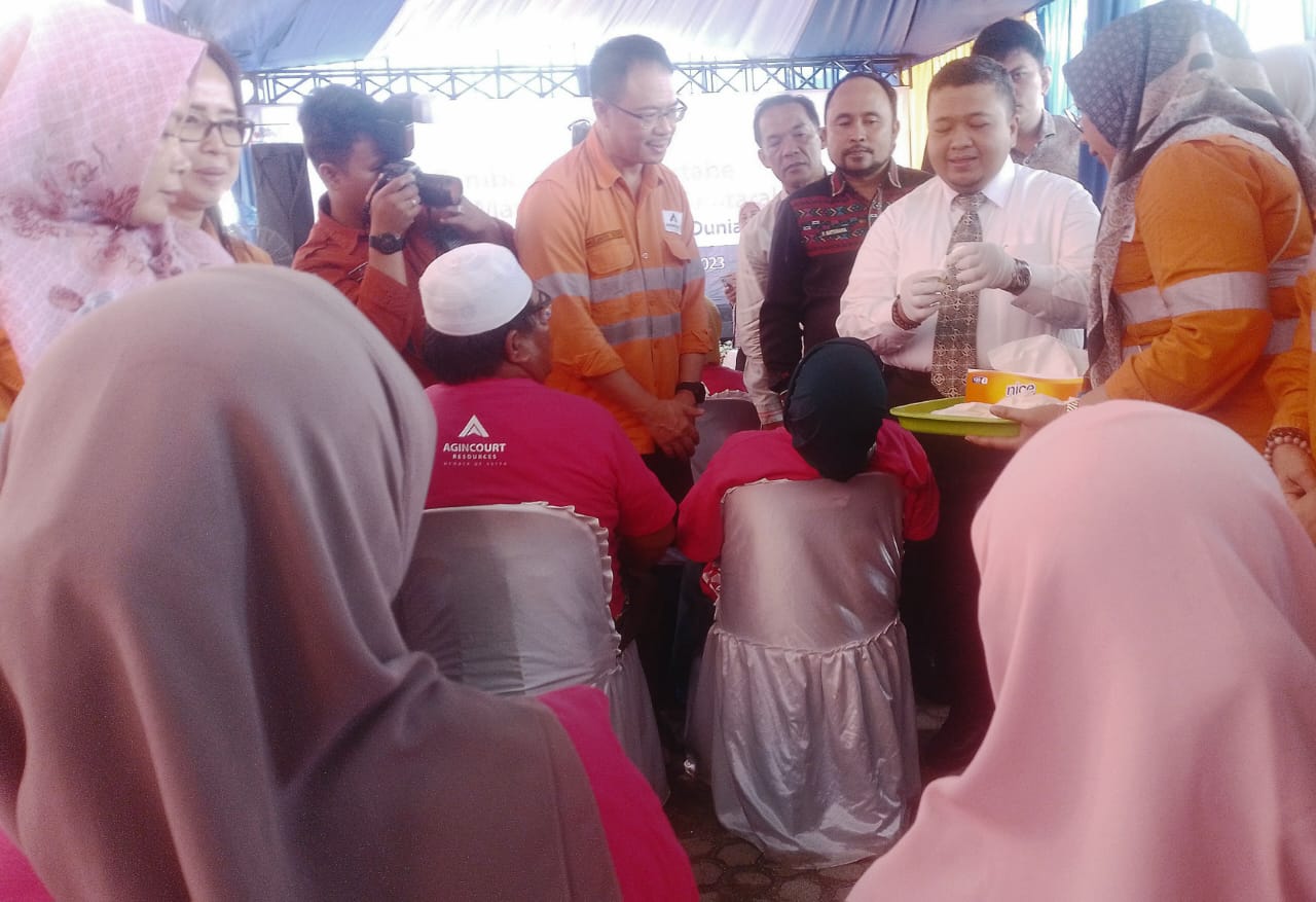Bupati Tapsel dan Presdir PTAR membuka perban dan meneteskan obat mata pasien Operasi Katarak Gratis Martabe, Kamis (12/10/2023) di RSUD Sipirok, Tapsel. (Samman/MetroDaily)