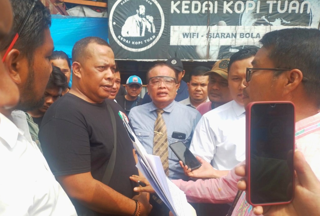Keluarga dr Badjora saat meminta penjelasan panitera PA Kota Padangsidimpuan, Jumat (13/10/2023) di Jalan Kenanga, Kota Padangsidimpuan. (Samman/MetroDaily)