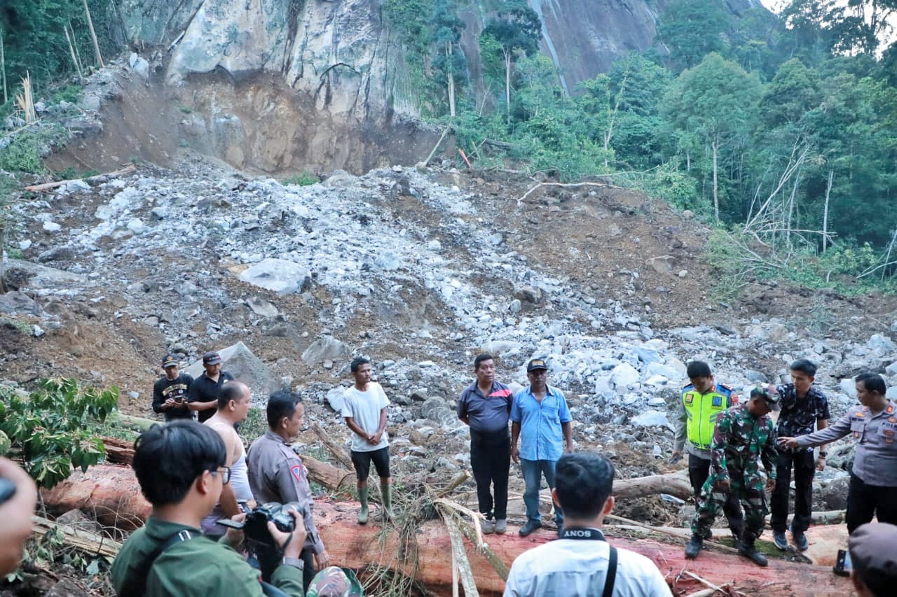 Bupati Simalungun Radiapoh Hasiholan Sinaga bersama Kapolres AKBP Ronald FC Sipayung, meninjau longsor yang terjadi di wilayah Kecamatan Raya Kahean, Simalungun, Sumatera Utara, Minggu (15/10/2023).