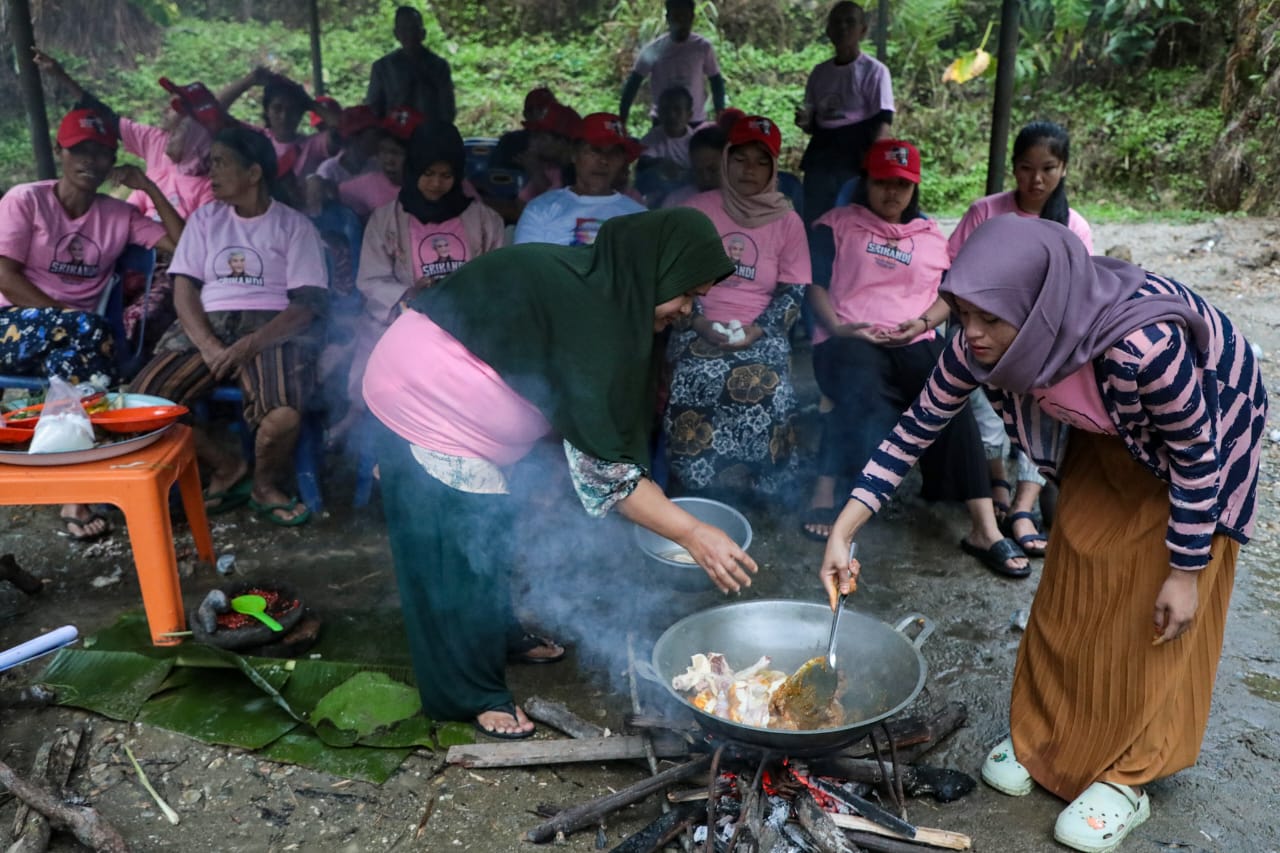 EDUKASI: Edukasi kuliner tradisional khas suku Pakpak yaitu Pelleng, Srikandi Ganjar Sumatera Utara meraup animo dari para milenial dan masyarakat setempat. Ist