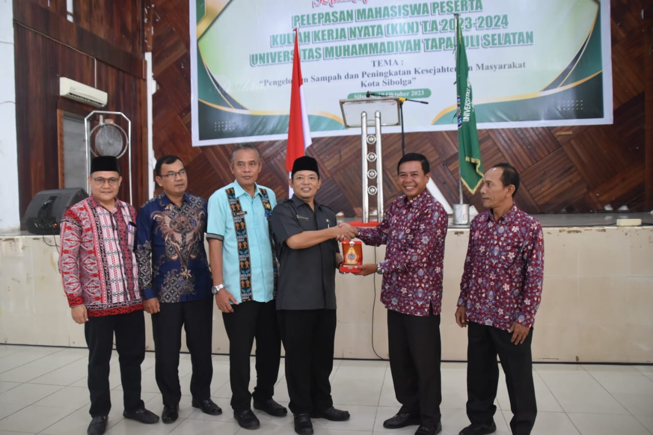 Rektor UM Tapsel memberikan cindera mata dalam pelepasan mahasiswa KKN di Kota Sibolga, Kamis (19/10/2023). (Ist)