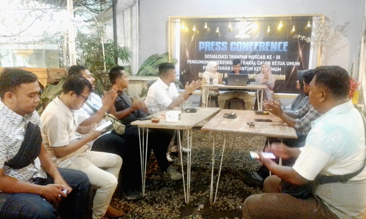 Konferensi Pers Pembukaan Pendaftaran Calon Ketua dan Persiapan Mucab ke III HIPMI Padangsidimpuan, Senin (23/10/2023) di Kembar Kafe Padangsidimpuan. (Samman/MetroDaily)