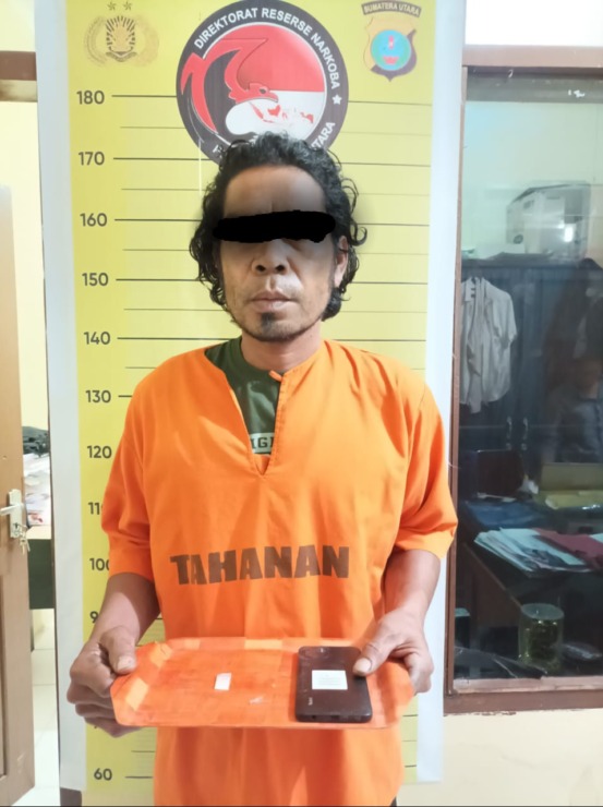 Tersangka berinisial HBT , yang menjadi pemasok narkoba jenis sabu sabu kepada tiga orang tersangka yang ditangkap sehari sebelumnya, telah diamankan Polres Taput. (MetroDaily/Jan Piter Simorangkir )