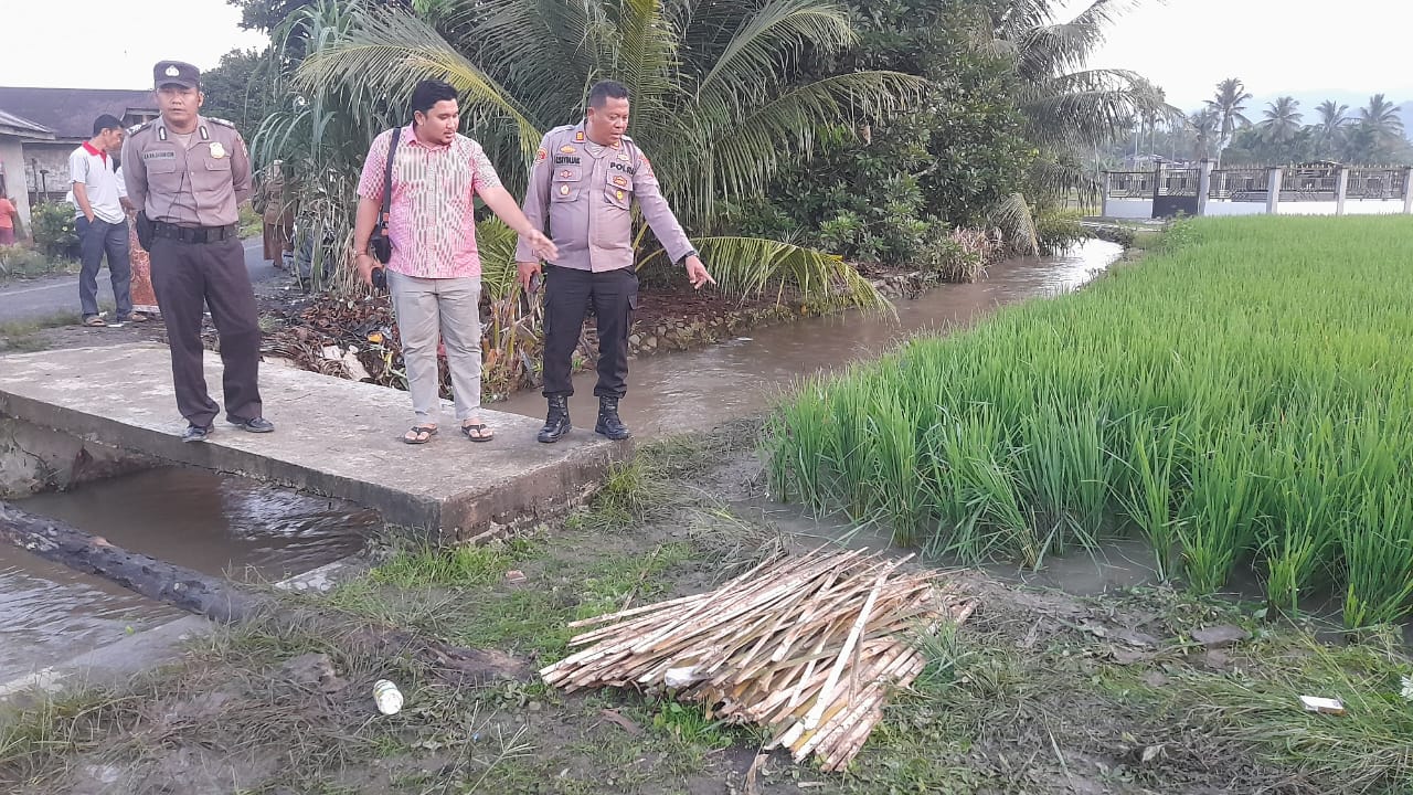 Personil Polsek Raya Kahean sedang melakukan olah TKP.