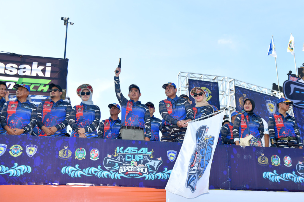 GRAND FINAL: Pj Gubsu Hassanudin bersama Pj Ketua TP PKK Sumut, Dessy, Kapolda Sumut Irjen Pol Agung Setya Imam Effendi, Wali Kota Medan, Bobby Nasution, Bupati Deli Serdang, Ashari Tambunan, serta Bupati Mojokerto, Ikfina Fahmawati, mendampingi KASAL AU,