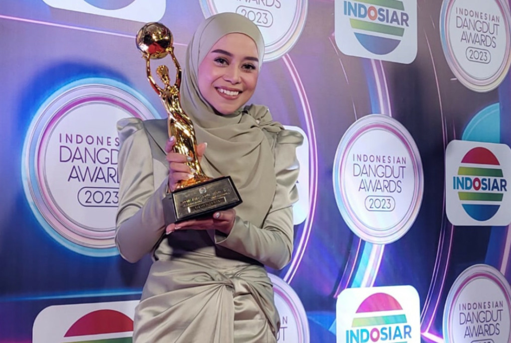 Lesti Kejora raih 4 penghargaan di Indonesian Dangdut Awards.