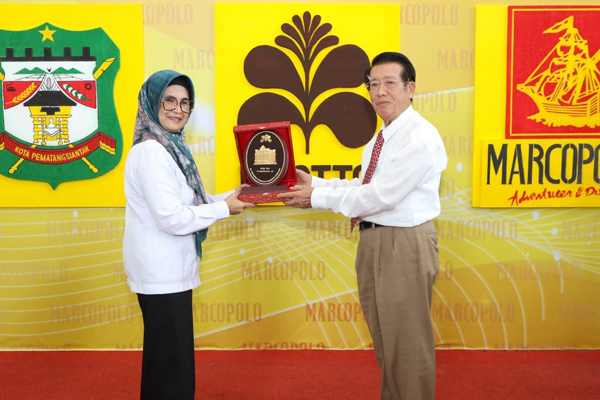 Pemberian cindera mata dari Presiden Direktur PT STTC Edwin Bingei Purba Siboro kepada Wali Kota dr Susanti Dewayani.