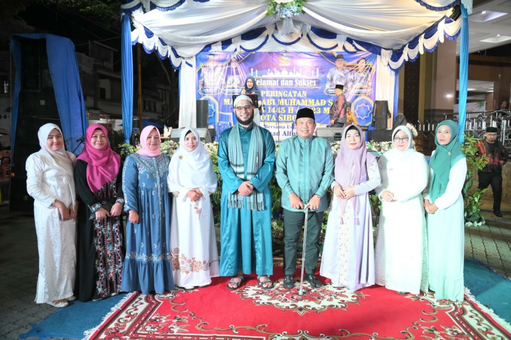 (IST/NEW TAPANULI), Wali Kota Sibolga H. Jamaluddin Pohan, Ketua TP PKK Sibolga Hj. Farida Hanum Siregar foto bersama Al Ustadz Muhammad Alfuli usai peringatan Maulid Nabi. 
