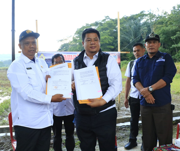 Peresmian penggunaan dan penyerahan pembangkit listrik tenaga surya (PLTS) pompa air peningkatan produktivitas pertanian kepada masyarakat oleh Bupati Samosir.