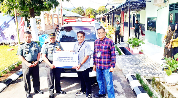 Pinca BRI Psp Alde Tio Putra dan MBM Hadi Subali menyerahkan mobil Ambulance kepada Dandim 0212/TS Letkol Inf.Amrizal Nasution didampingi Kasdim 0212/TS Mayor Inf Alex Donald Surbakti.