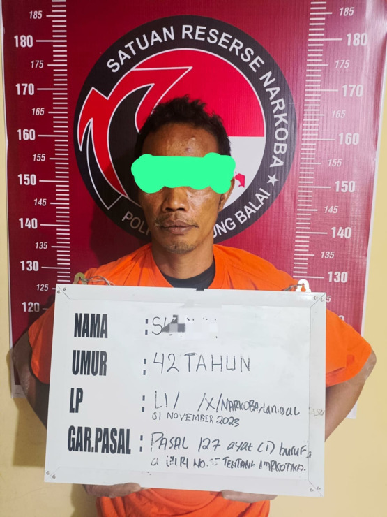 Foto: Tersangka pemilik narkoba dan barang bukti.