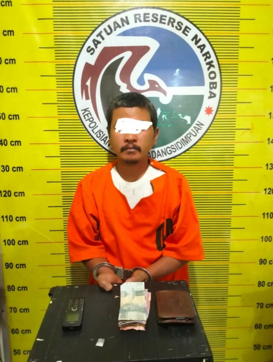 Tersangka HSH (42) pengguna narkotika jenis sabu. (Foto: Dok Polres Sidimpuan)