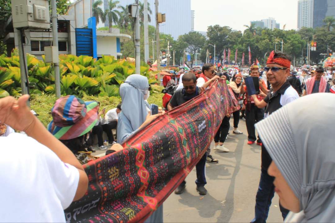 Aksi bentang ulos 1.000 meter di Monas.
