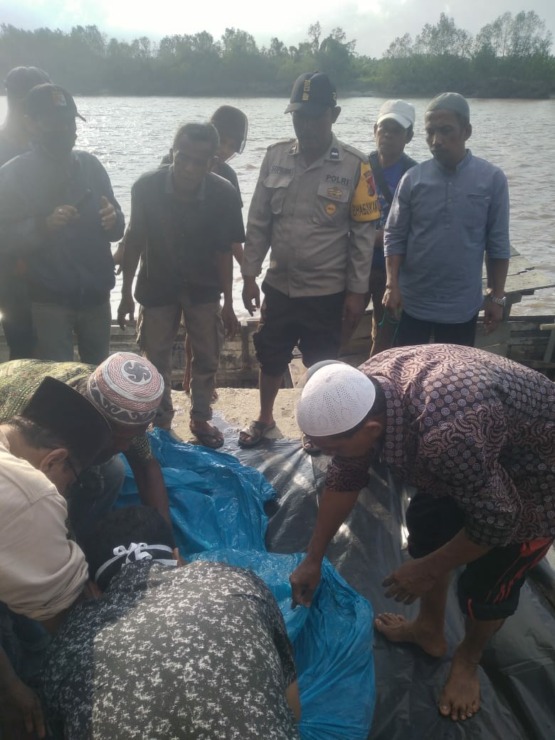 Korban HS saat dievakuasi warga bersama personil Polsek Kualuh Hilir. (Foto: Dok Polsek Kualuh Hilir)