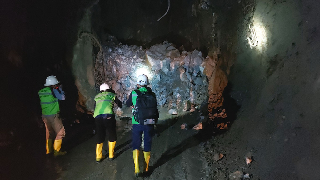 Terowongan bawah tanah di Tambang Emas Pongkor lubang Gudang Handak, Kedcamatan Nanggung, Bogor. Emas di sini tergolong low sulfidation, alias kadar rendah. (Foto: Dame Ambarita/MetroDaily)