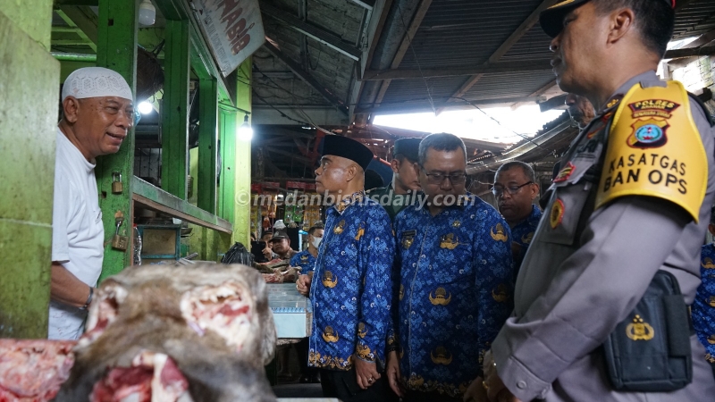 Asisten Administrasi Pembangunan Kabupaten Asahan, Oktoni Eryanto bersama tim saat mengunjungi pasar tradisional di Kota Kisaran.