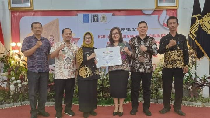 Wali Kota Pematang Siantar Susanti Dewayani menerima Penghargaan KKP HAM Tahun 2022. (foto: Diskominfo Siantar)