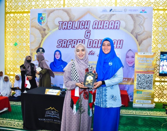 Ketua TP PKK Batubara Maya Zahir, Ketua DWP Batubara Erna Monasari Zahrul, foto bersama Ustadzah Oki Setiana Dewi usai acara tabligh akbar. (f: metro/Irmawan/smg)